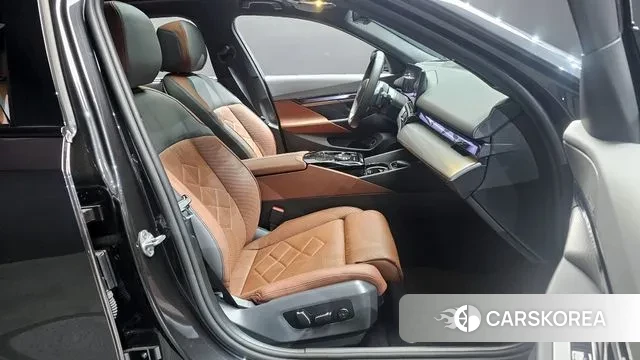 BMW 5 Series (G60) 2025 Серый из Кореи, фото 2