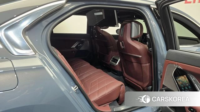 BMW 7 Series (G70) 2023 Серый из Кореи, фото 2