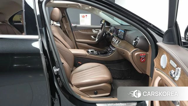 Mercedes-Benz E-Class W213 2018 Черный из Кореи, фото 2