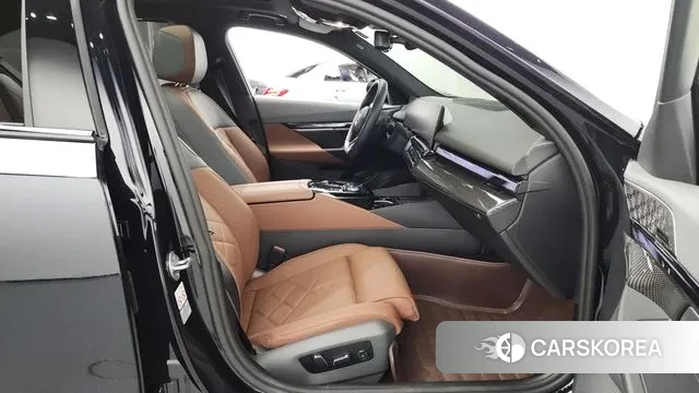 BMW 5 Series (G60) 2024 Черный из Кореи, фото 2