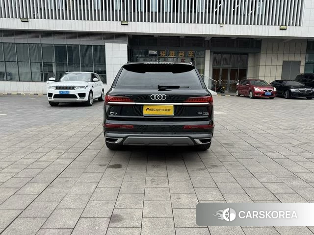 Audi Q7 2023 Черный из Китая, фото 2