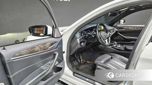BMW 5 Series (G30) 2018 Белый из Кореи, фото 2