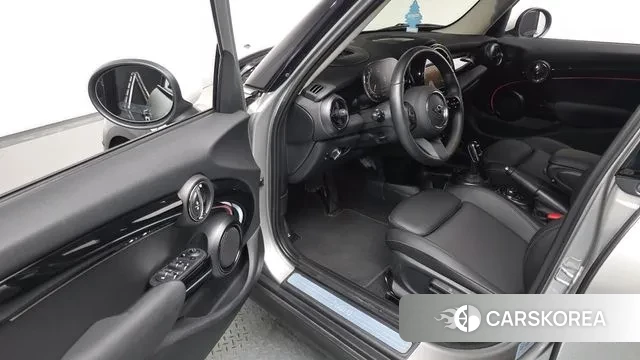 Mini Cooper 2023 Серебряный из Кореи, фото 2