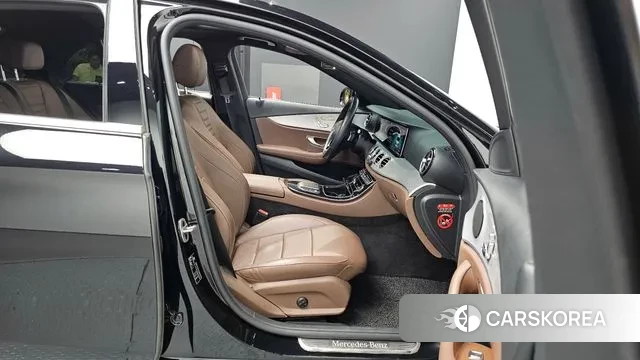 Mercedes-Benz E-Class W213 2021 Черный из Кореи, фото 2