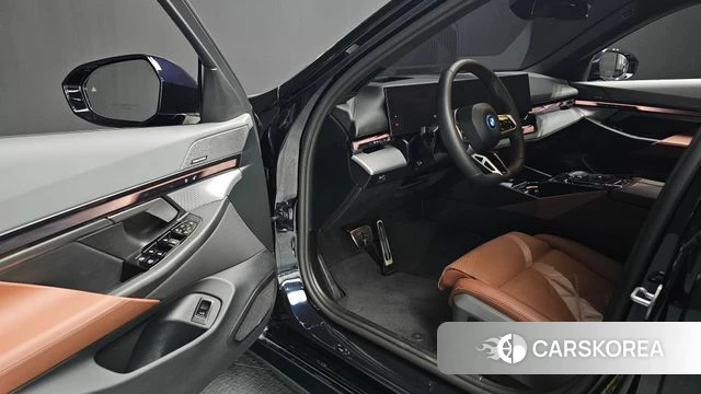 BMW 5 Series (G60) 2025 Черный из Кореи, фото 2