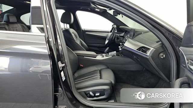 BMW 5 Series (G30) 2018 Серый из Кореи, фото 2