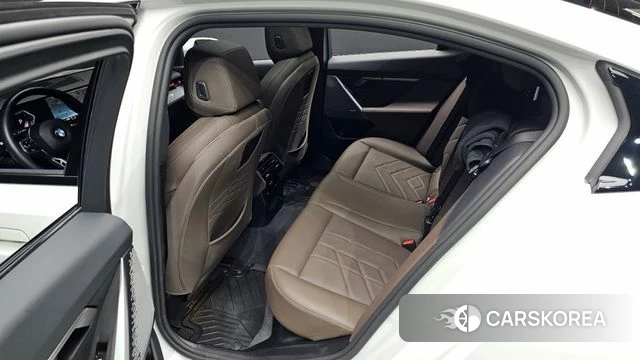 BMW 5 Series (G60) 2023 Белый из Кореи, фото 2