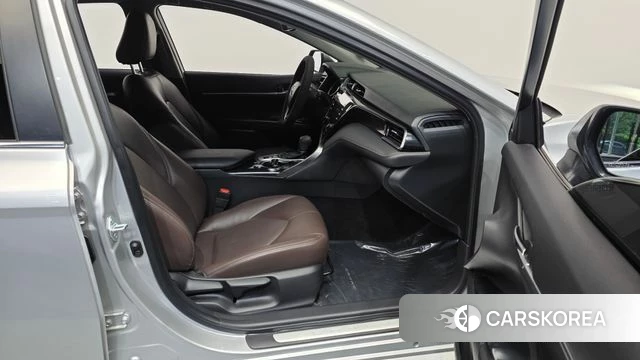Toyota Camry (XV70) 2021 Серебряный из Кореи, фото 2