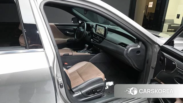 Lexus ES300h 7th generation 2023 Серебристо-серый из Кореи, фото 2