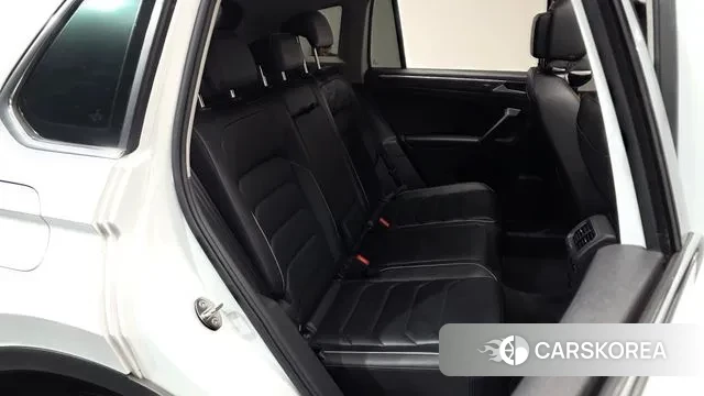 Volkswagen Tiguan second Generation 2022 Белый из Кореи, фото 2