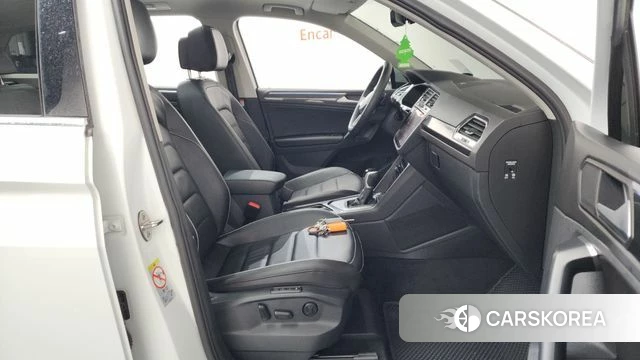 Volkswagen Tiguan second Generation 2024 Белый из Кореи, фото 2