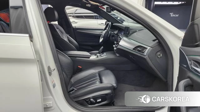 BMW 5 Series (G30) 2018 Белый из Кореи, фото 2
