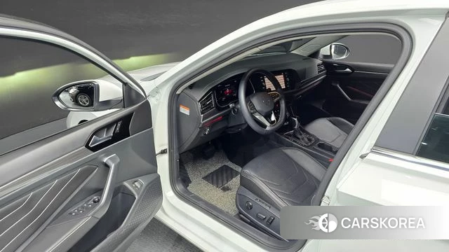 Volkswagen 7th Generation of Jetta 2024 Белый из Кореи, фото 2
