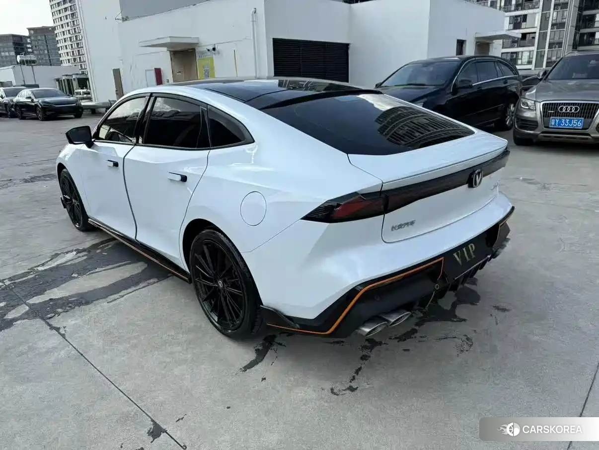 Chang'an UNI-V 2023 Белый из Китая, фото 2
