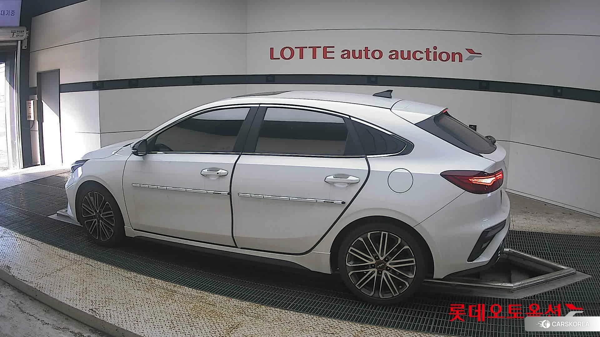 Kia K3 2022 Snow White Pearl из Кореи, фото 2