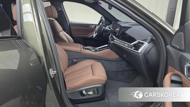 BMW X6 (G06) 2025 Песочный из Кореи, фото 2