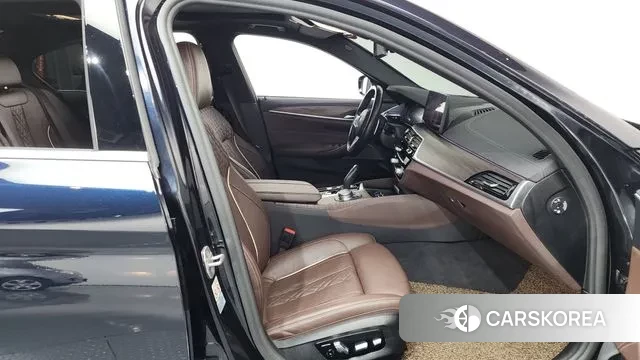 BMW 5 Series (G30) 2021 Черный из Кореи, фото 2