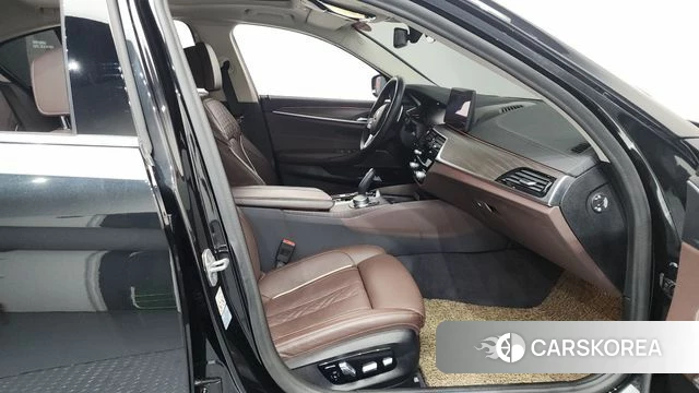 BMW 5 Series (G30) 2021 Черный из Кореи, фото 2