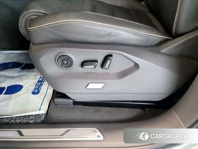 Volkswagen Touareg 3rd generation 2023 Белый из Кореи, фото 2