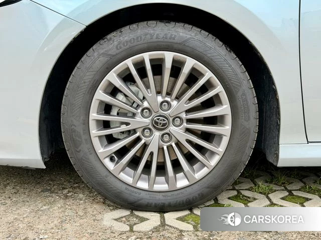 Toyota Camry 2025 Серебристо-серый из Китая, фото 2