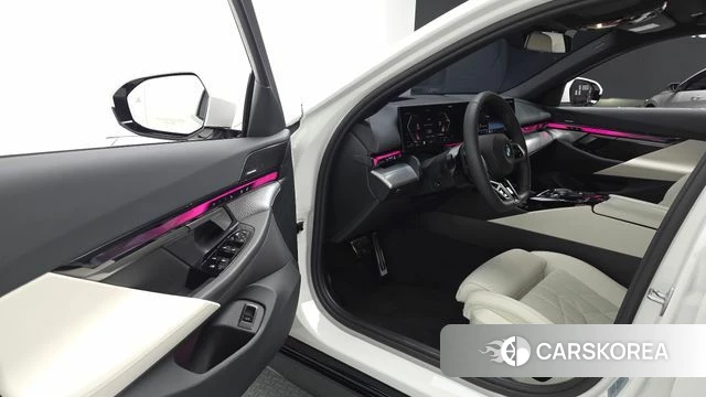 BMW 5 Series (G60) 2025 Белый из Кореи, фото 2