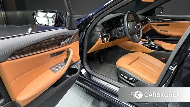 BMW 5 Series (G30) 2021 Черный из Кореи, фото 2