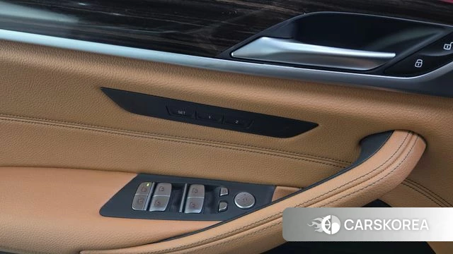 BMW 5 Series (G30) 2022 Черный из Кореи, фото 2