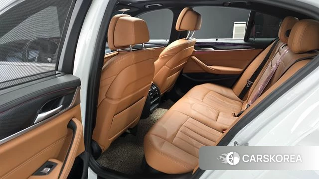 BMW 5 Series (G30) 2023 Белый из Кореи, фото 2