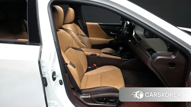 Lexus ES300h 7th generation 2020 Белый из Кореи, фото 2