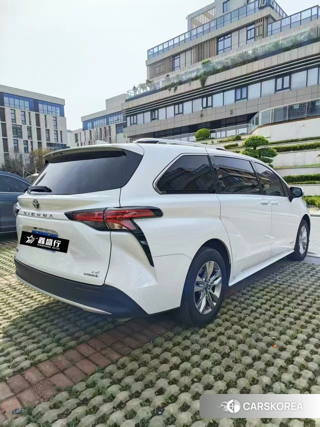 Toyota Saina 2024 Белый из Китая, фото 2