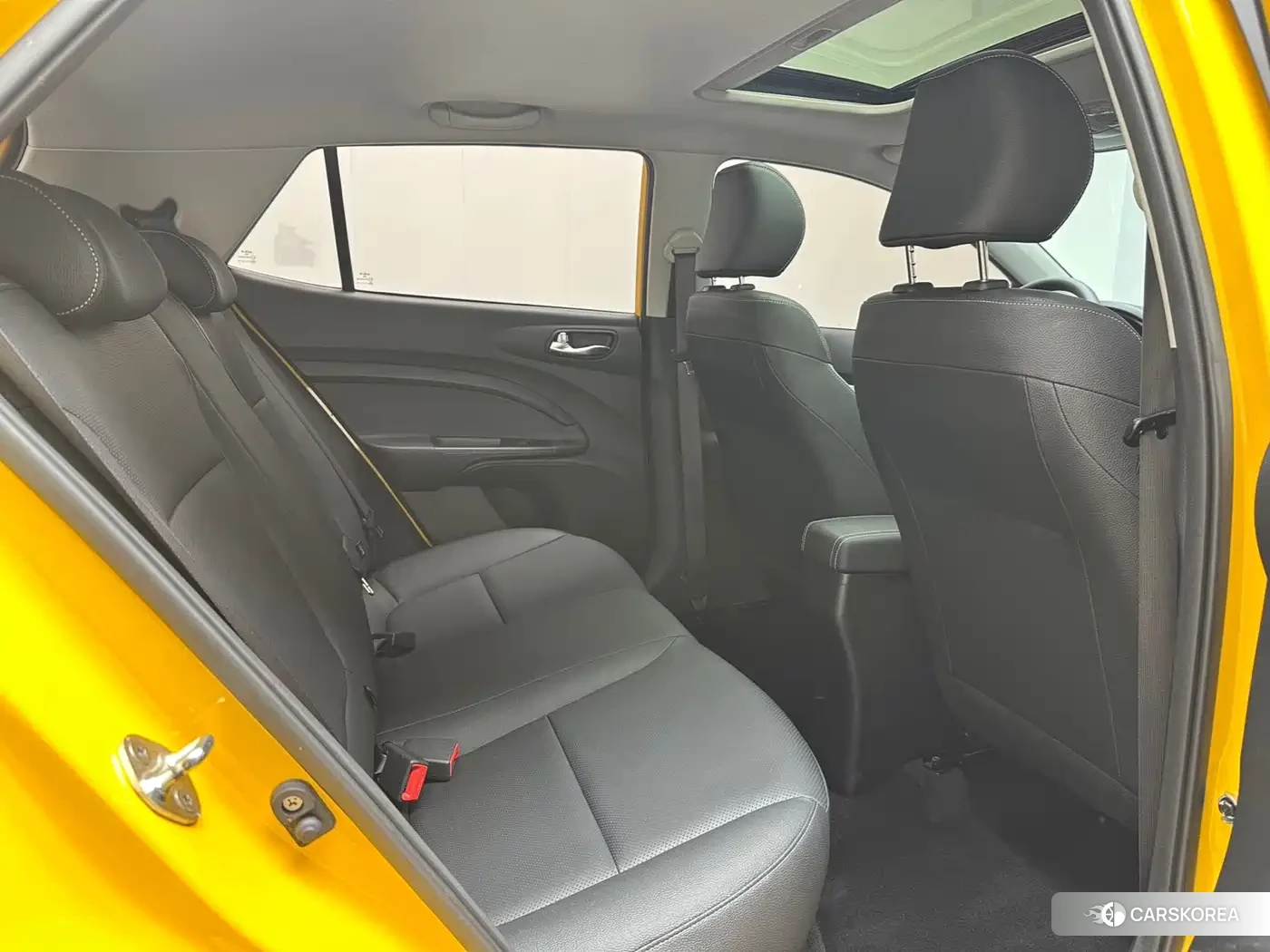 Kia KX1 2022 Yellow/orange из Китая, фото 2