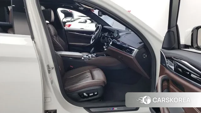 BMW 5 Series (G30) 2018 Белый из Кореи, фото 2