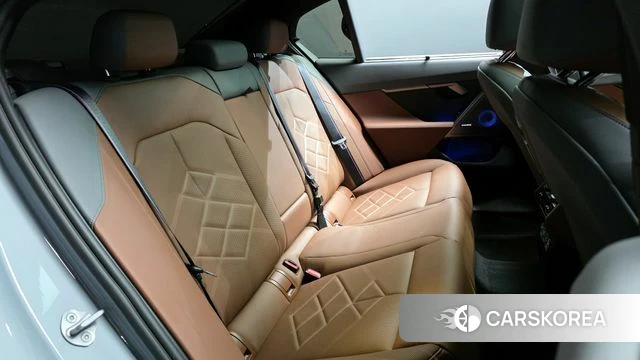 BMW 5 Series (G60) 2025 Серебристо-серый из Кореи, фото 2
