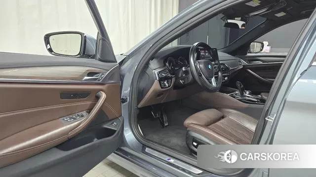 BMW 5 Series (G30) 2018 Серебристо-серый из Кореи, фото 2