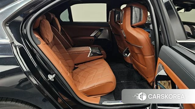 BMW 7 Series (G70) 2023 Черный из Кореи, фото 2