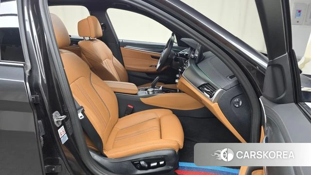 BMW 5 Series (G30) 2023 Серый из Кореи, фото 2