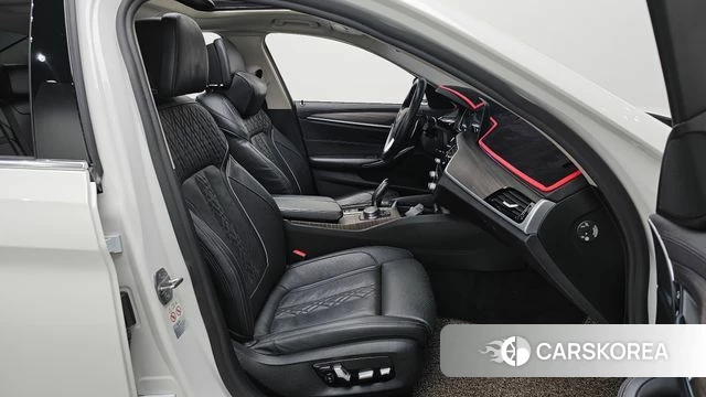 BMW 5 Series (G30) 2018 Белый из Кореи, фото 2
