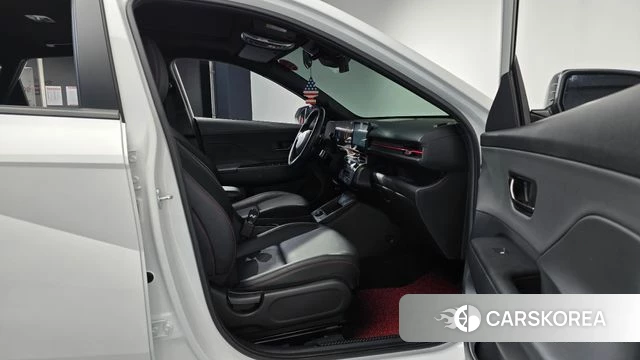 Hyundai Kona (SX2) 2024 Белый из Кореи, фото 2