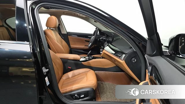 BMW 5 Series (G30) 2019 Черный из Кореи, фото 2