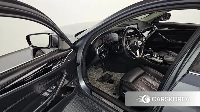 BMW 5 Series (G30) 2020 Светло-серебряный цвет из Кореи, фото 2
