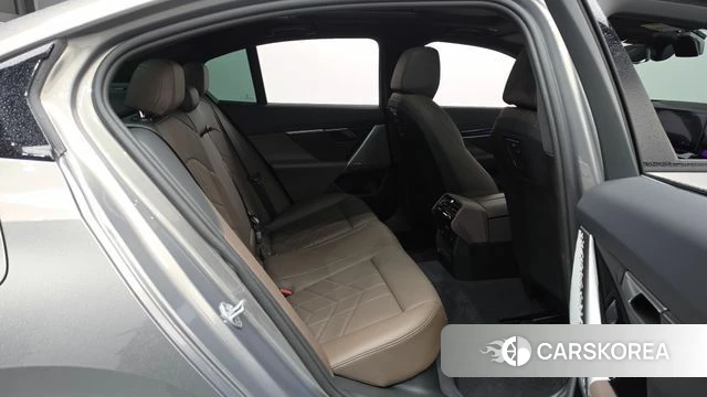 BMW 5 Series (G60) 2025 Серебристо-серый из Кореи, фото 2