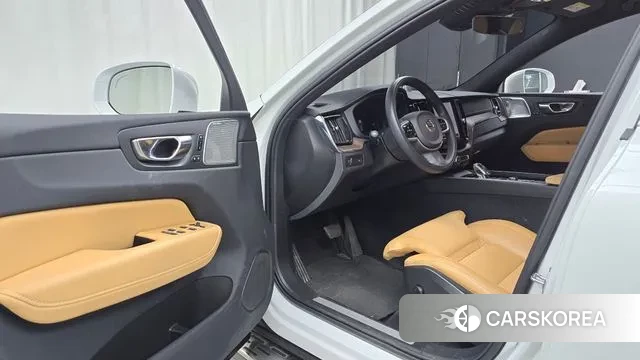 Volvo XC60 second Generation 2022 Белый из Кореи, фото 2