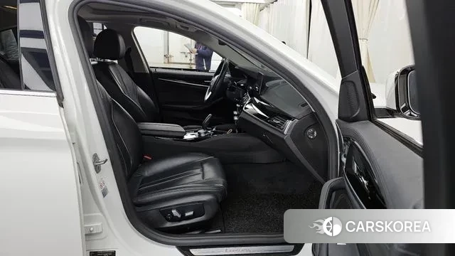 BMW 5 Series (G30) 2019 Белый из Кореи, фото 2