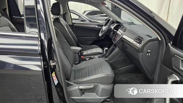 Volkswagen Tiguan Allspace 2024 Черный из Кореи, фото 2