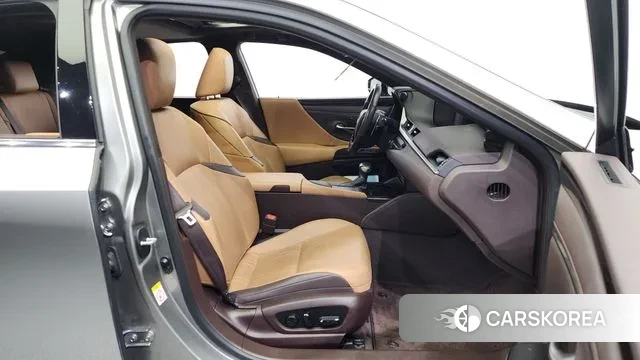 Lexus ES300h 7th generation 2019 Песочный из Кореи, фото 2