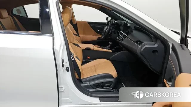 Lexus ES300h 7th generation 2024 Белый из Кореи, фото 2