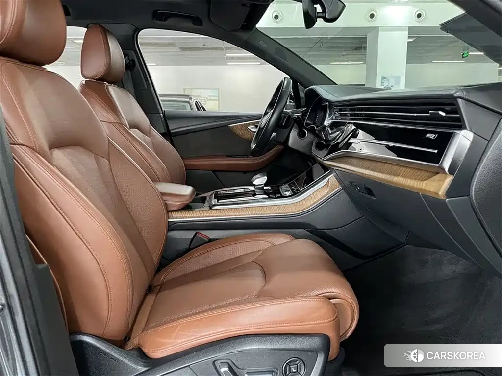 Audi Q7 2023 Silver/gray из Китая, фото 2