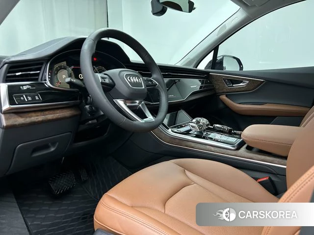 Audi Q7 2023 Черный из Китая, фото 2