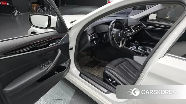 BMW 5 Series (G30) 2019 Белый из Кореи, фото 2