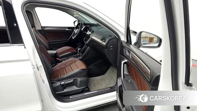 Volkswagen Tiguan Allspace 2023 Белый из Кореи, фото 2